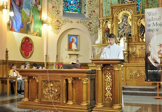 Wielki Piątek: liturgia Męki Pańskiej i adoracja
