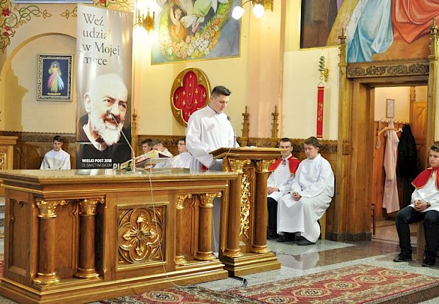 Wielki Piątek: liturgia Męki Pańskiej i adoracja