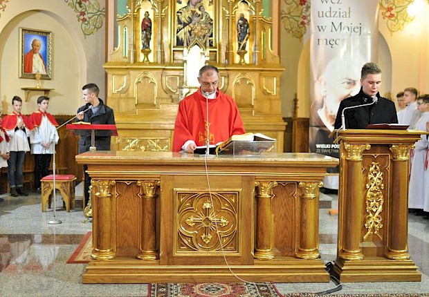 Wielki Piątek: liturgia Męki Pańskiej i adoracja
