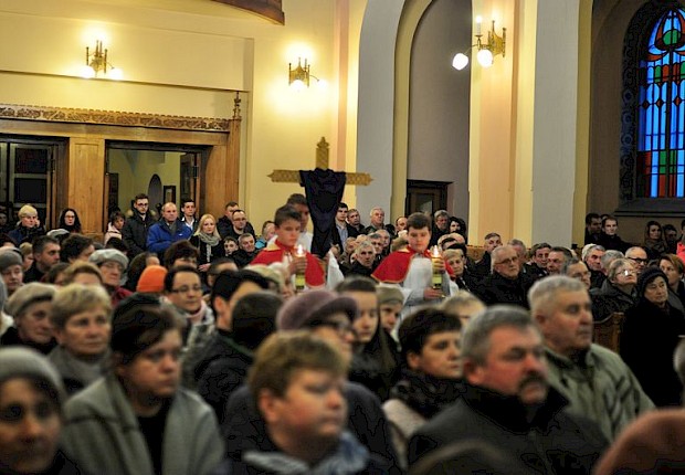 Wielki Piątek: liturgia Męki Pańskiej i adoracja
