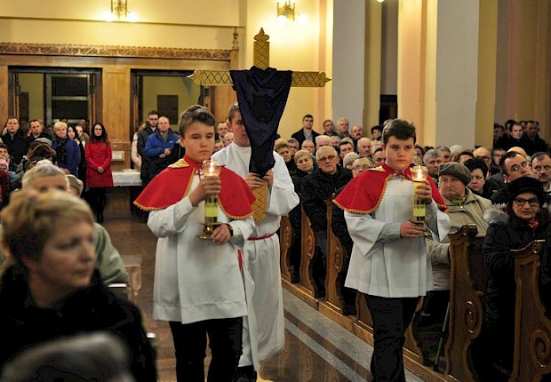 Wielki Piątek: liturgia Męki Pańskiej i adoracja