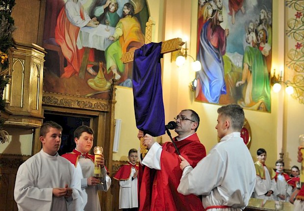 Wielki Piątek: liturgia Męki Pańskiej i adoracja