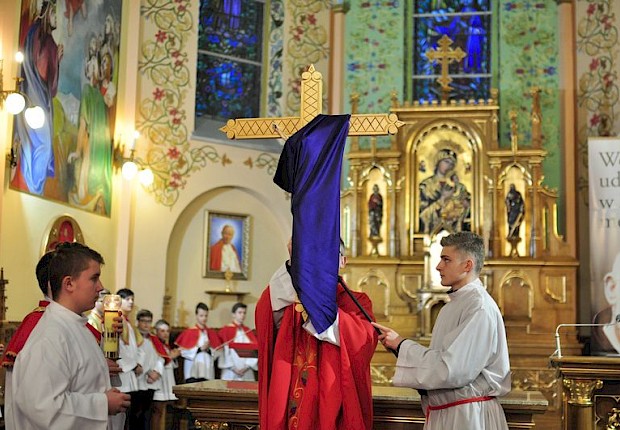 Wielki Piątek: liturgia Męki Pańskiej i adoracja