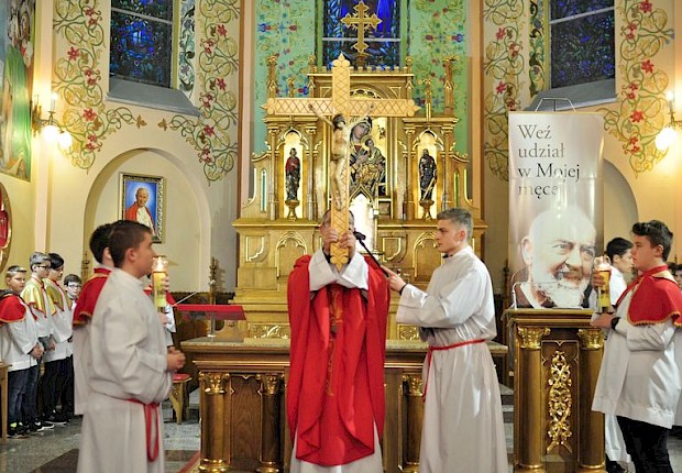 Wielki Piątek: liturgia Męki Pańskiej i adoracja