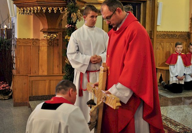 Wielki Piątek: liturgia Męki Pańskiej i adoracja