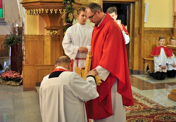 Wielki Piątek: liturgia Męki Pańskiej i adoracja