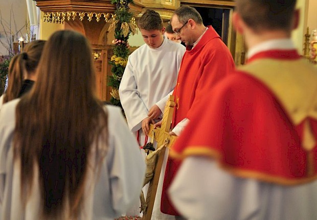 Wielki Piątek: liturgia Męki Pańskiej i adoracja