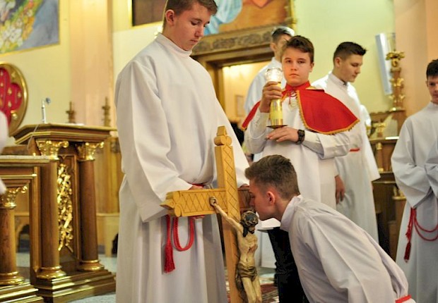 Wielki Piątek: liturgia Męki Pańskiej i adoracja