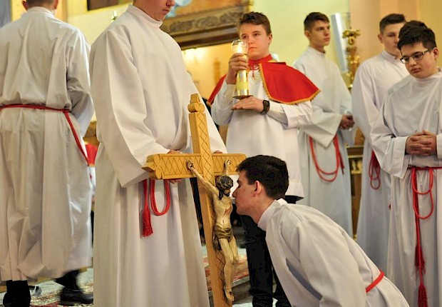 Wielki Piątek: liturgia Męki Pańskiej i adoracja