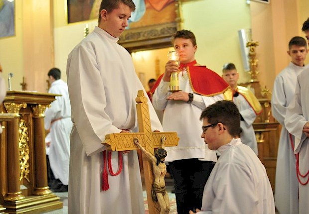 Wielki Piątek: liturgia Męki Pańskiej i adoracja