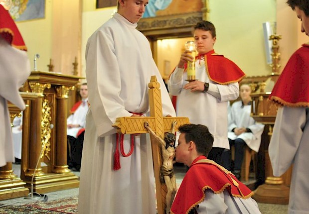 Wielki Piątek: liturgia Męki Pańskiej i adoracja