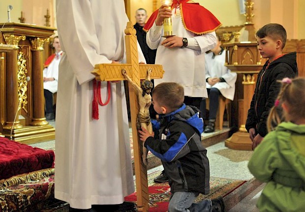 Wielki Piątek: liturgia Męki Pańskiej i adoracja