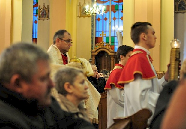 Wielki Piątek: liturgia Męki Pańskiej i adoracja
