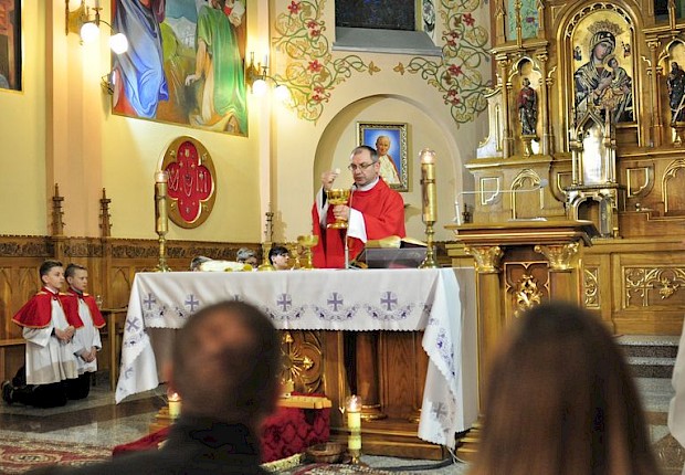 Wielki Piątek: liturgia Męki Pańskiej i adoracja
