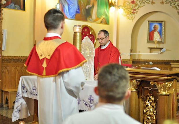 Wielki Piątek: liturgia Męki Pańskiej i adoracja