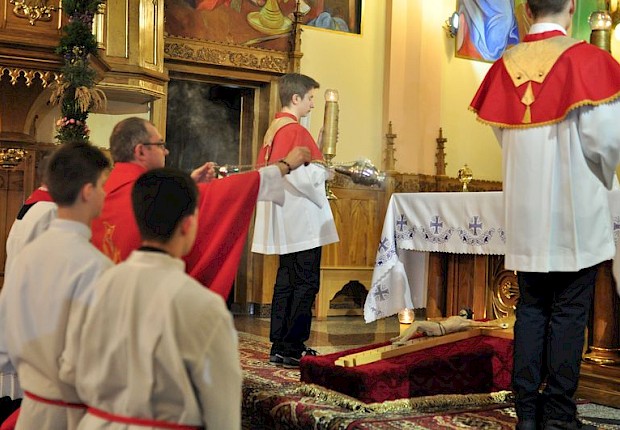 Wielki Piątek: liturgia Męki Pańskiej i adoracja
