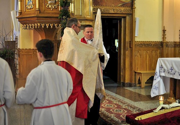 Wielki Piątek: liturgia Męki Pańskiej i adoracja