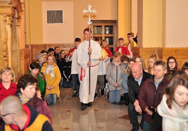 Wielki Piątek: liturgia Męki Pańskiej i adoracja