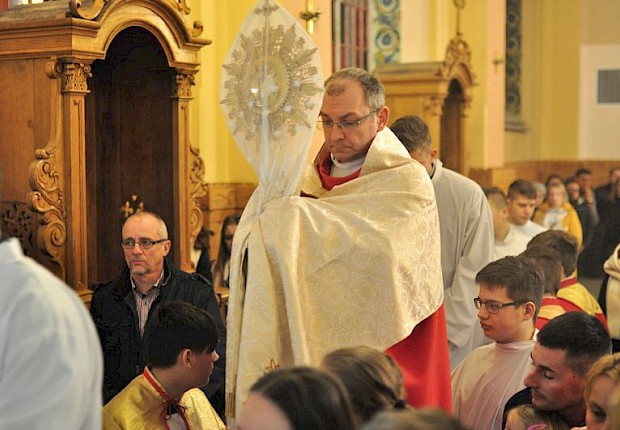 Wielki Piątek: liturgia Męki Pańskiej i adoracja