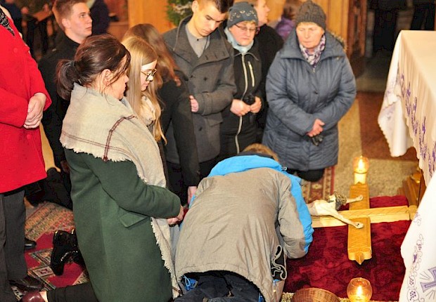 Wielki Piątek: liturgia Męki Pańskiej i adoracja