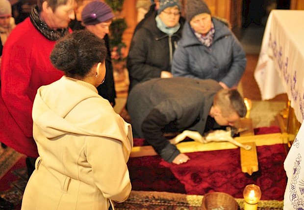 Wielki Piątek: liturgia Męki Pańskiej i adoracja