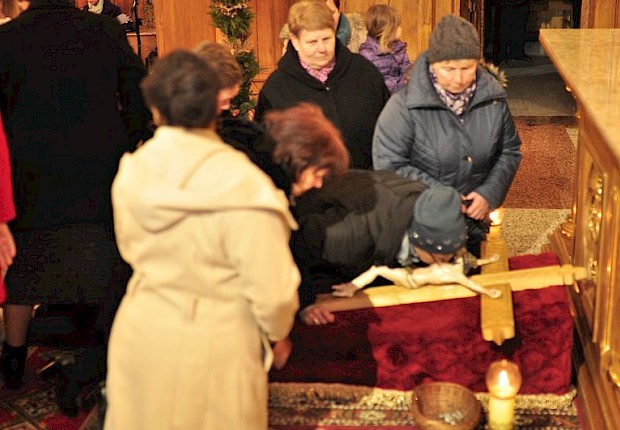 Wielki Piątek: liturgia Męki Pańskiej i adoracja