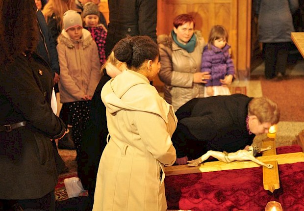 Wielki Piątek: liturgia Męki Pańskiej i adoracja