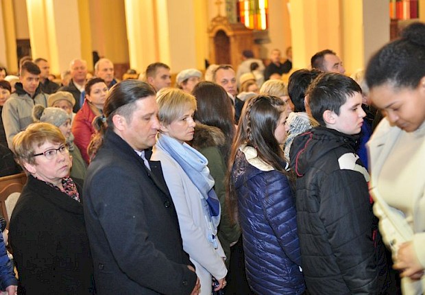 Wielki Piątek: liturgia Męki Pańskiej i adoracja