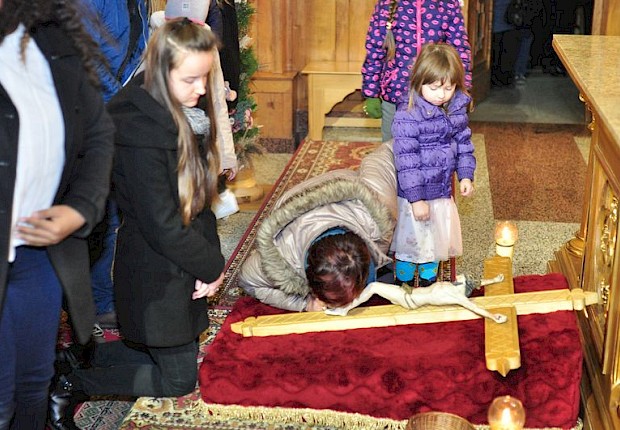 Wielki Piątek: liturgia Męki Pańskiej i adoracja