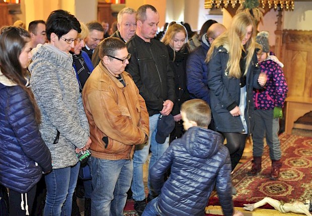 Wielki Piątek: liturgia Męki Pańskiej i adoracja