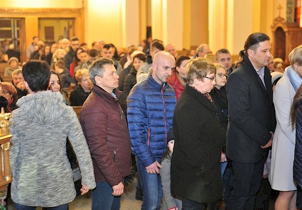 Wielki Piątek: liturgia Męki Pańskiej i adoracja