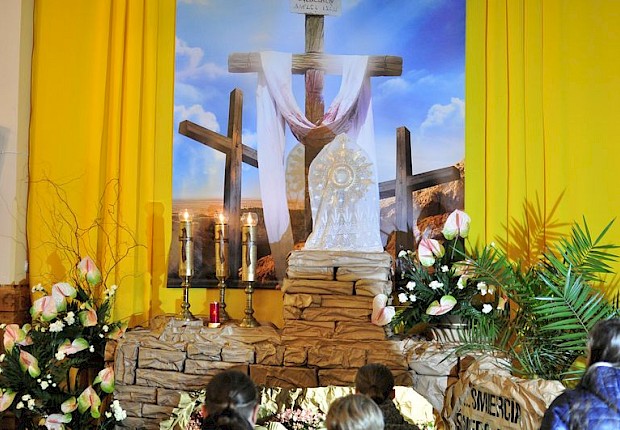 Wielki Piątek: liturgia Męki Pańskiej i adoracja