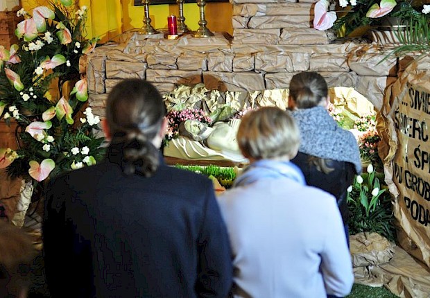 Wielki Piątek: liturgia Męki Pańskiej i adoracja