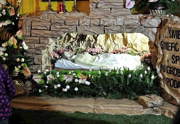 Wielki Piątek: liturgia Męki Pańskiej i adoracja