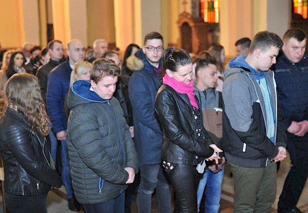 Wielki Piątek: liturgia Męki Pańskiej i adoracja