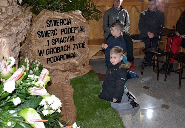 Wielki Piątek: liturgia Męki Pańskiej i adoracja