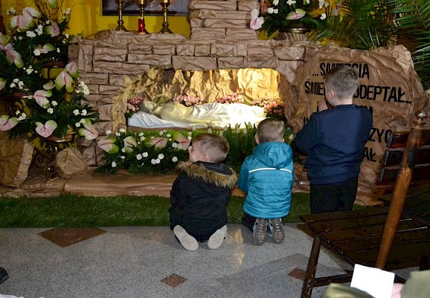 Wielki Piątek: liturgia Męki Pańskiej i adoracja