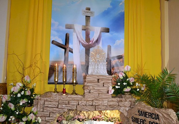 Wielki Piątek: liturgia Męki Pańskiej i adoracja