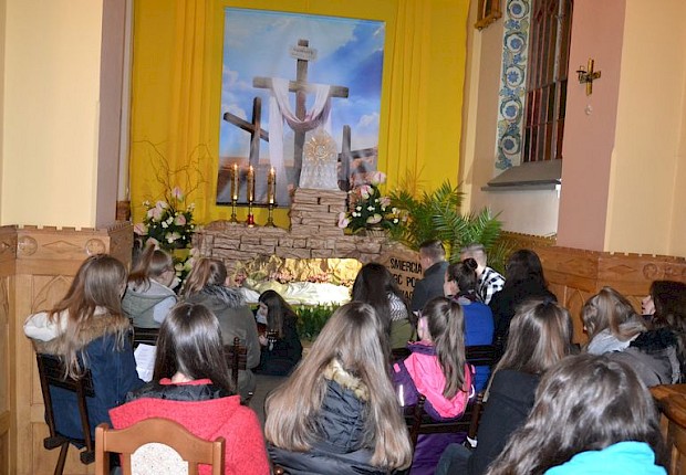 Wielki Piątek: liturgia Męki Pańskiej i adoracja
