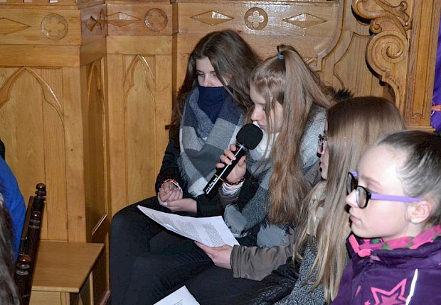 Wielki Piątek: liturgia Męki Pańskiej i adoracja