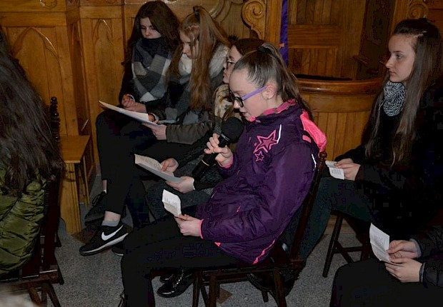 Wielki Piątek: liturgia Męki Pańskiej i adoracja