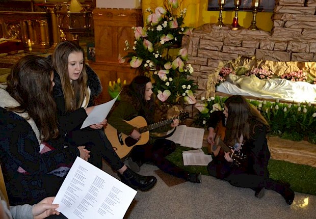 Wielki Piątek: liturgia Męki Pańskiej i adoracja