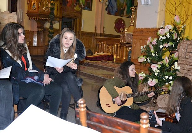 Wielki Piątek: liturgia Męki Pańskiej i adoracja