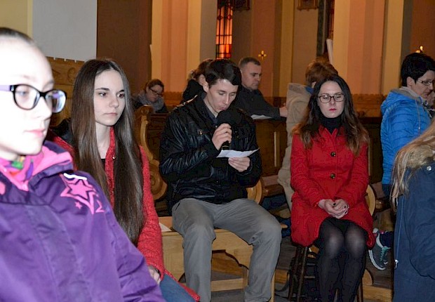 Wielki Piątek: liturgia Męki Pańskiej i adoracja