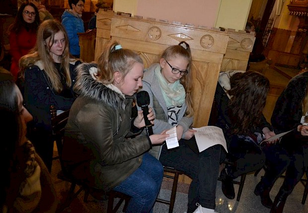 Wielki Piątek: liturgia Męki Pańskiej i adoracja