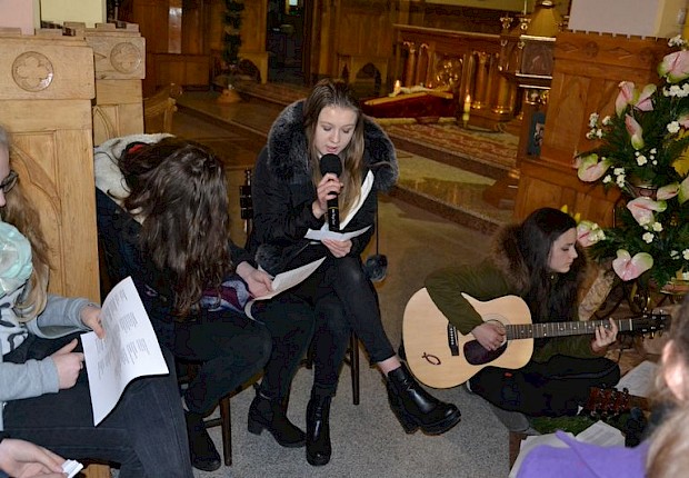 Wielki Piątek: liturgia Męki Pańskiej i adoracja