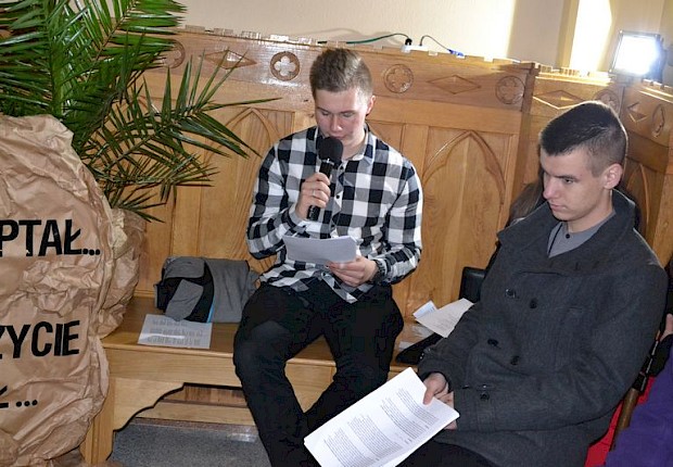 Wielki Piątek: liturgia Męki Pańskiej i adoracja