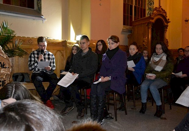 Wielki Piątek: liturgia Męki Pańskiej i adoracja