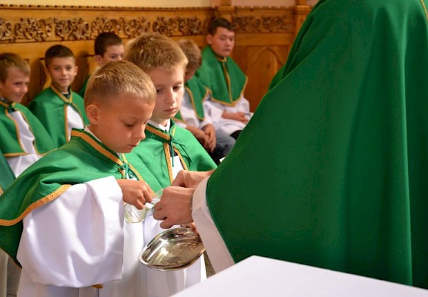 Przyjęcie kandydat&oacute;w do posługi ministranta