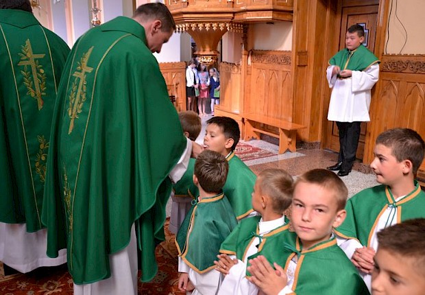 Przyjęcie kandydat&oacute;w do posługi ministranta